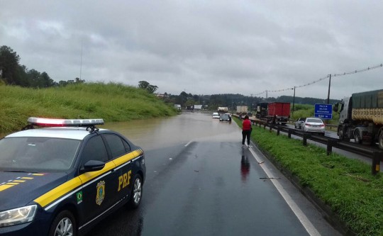 Alagamento no quilômetro 493 deixou todas as pistas interditadas. Foto: Divulgação/PRF