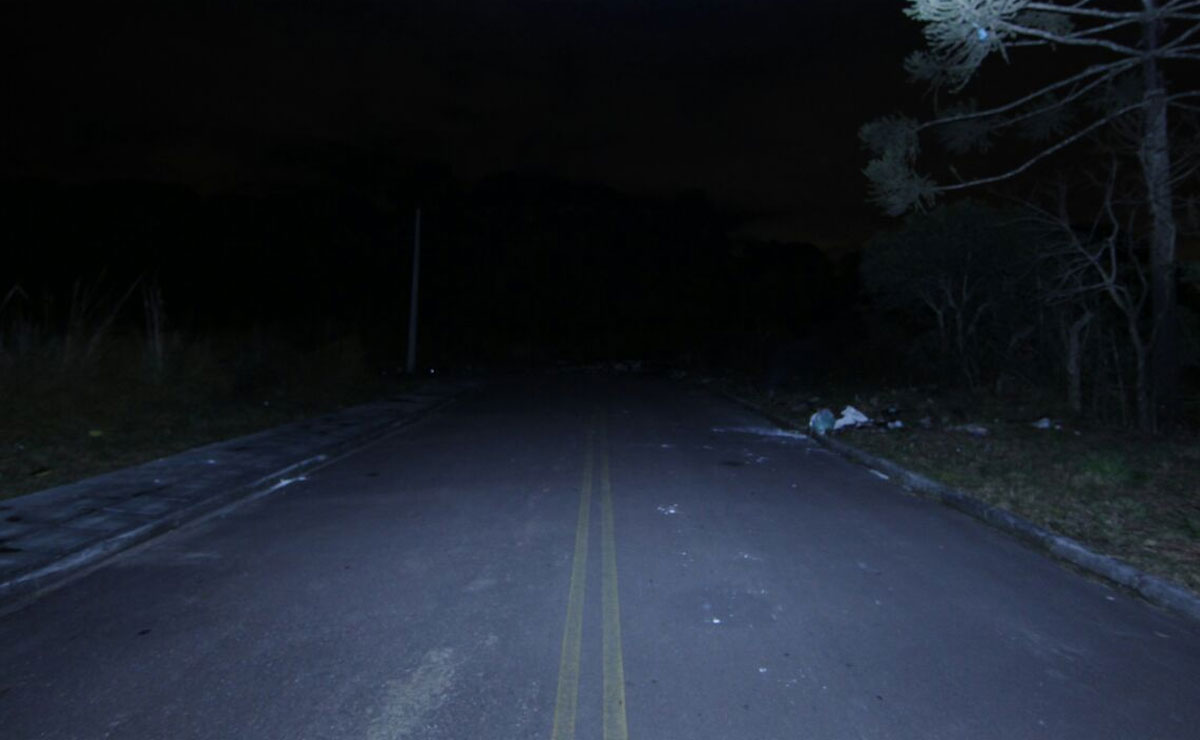 A rua, com um trecho deserto e escuro, já foi palco para outros crimes. Foto: Lineu Filho