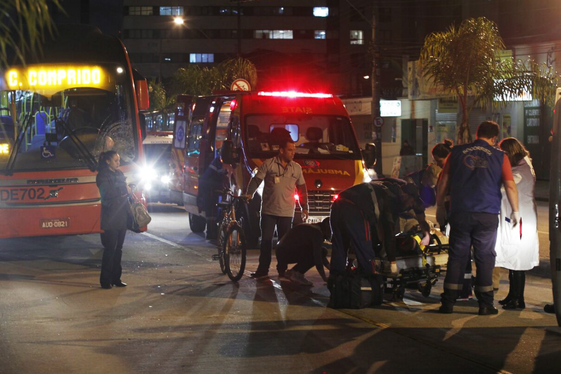 Depois de receber atendimento de uma equipe médica do Samu no local, o ciclista foi encaminhado em estado grave ao Hospital do Trabalhador. Foto: Lineu Filho