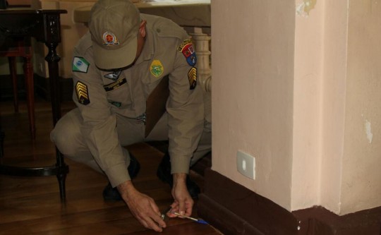 Bombeiros fazem vistoria para verificar se houve mesmo danos à estrutura do prédio. Foto: Gerson Klaina