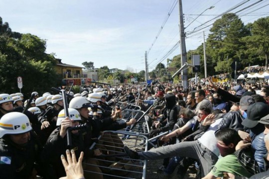 Manifestantes ficaram feridos em confronto durante a votação na Ópera de Arame, em junho de 2017. Foto: Jonathan Campos.