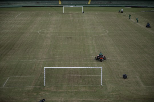 Coritiba iniciou na semana passada a troca do gramado do Couto. Foto: Jonathan Campos