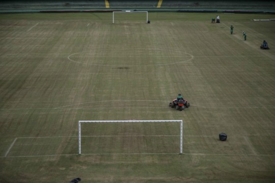 Gramado do Couto Pereira já começou a ser trocado. Foto: Jonathan Campos