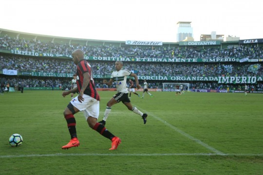 Coritiba melhorou no segundo tempo e empurrou o rival pro campo de defesa. Foto: Marcelo Andrade