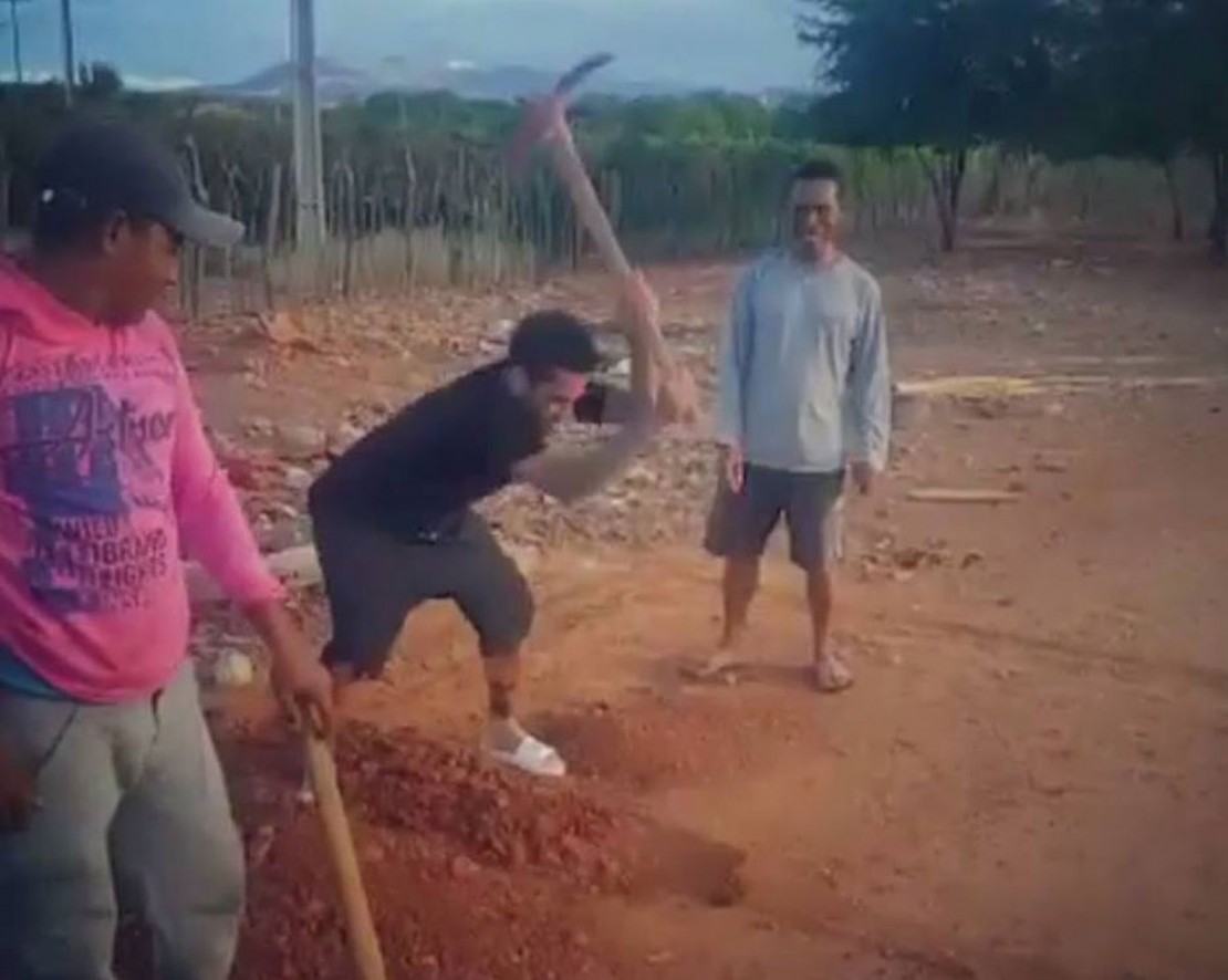 Daniel Alves revive experiência de agricultor no interior da Bahia