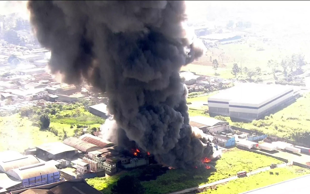 Incêndio devora indústria química em Guarulhos