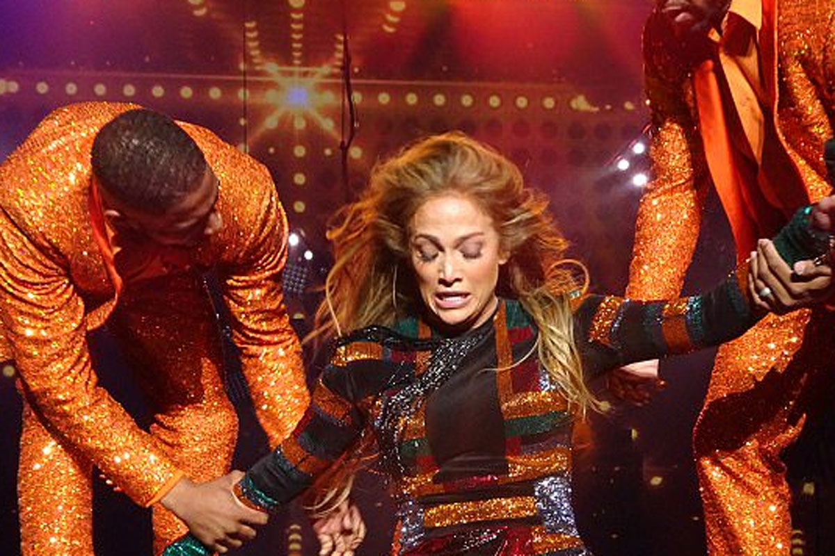 Jennifer Lopez trava abusa da coreografia e travas as costas em show