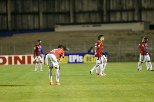 Jogadores do Tricolor deixaram o campo desolados e sob vaias. Foto: Pedro Serápio