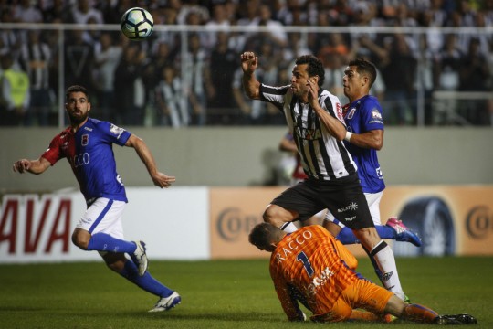 Momento em que Léo se machucou, após choque com Fred. Foto: Thomás Santos/Estadão Conteúdo