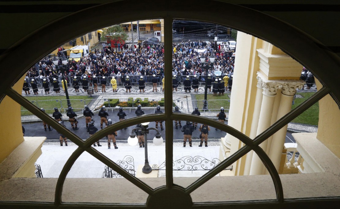 Manifestantes antes de a grade de proteção ser derrubada. Eles subiram na escadaria da Câmara para entrar no plenário. Foto: Aniele Nascimento.
