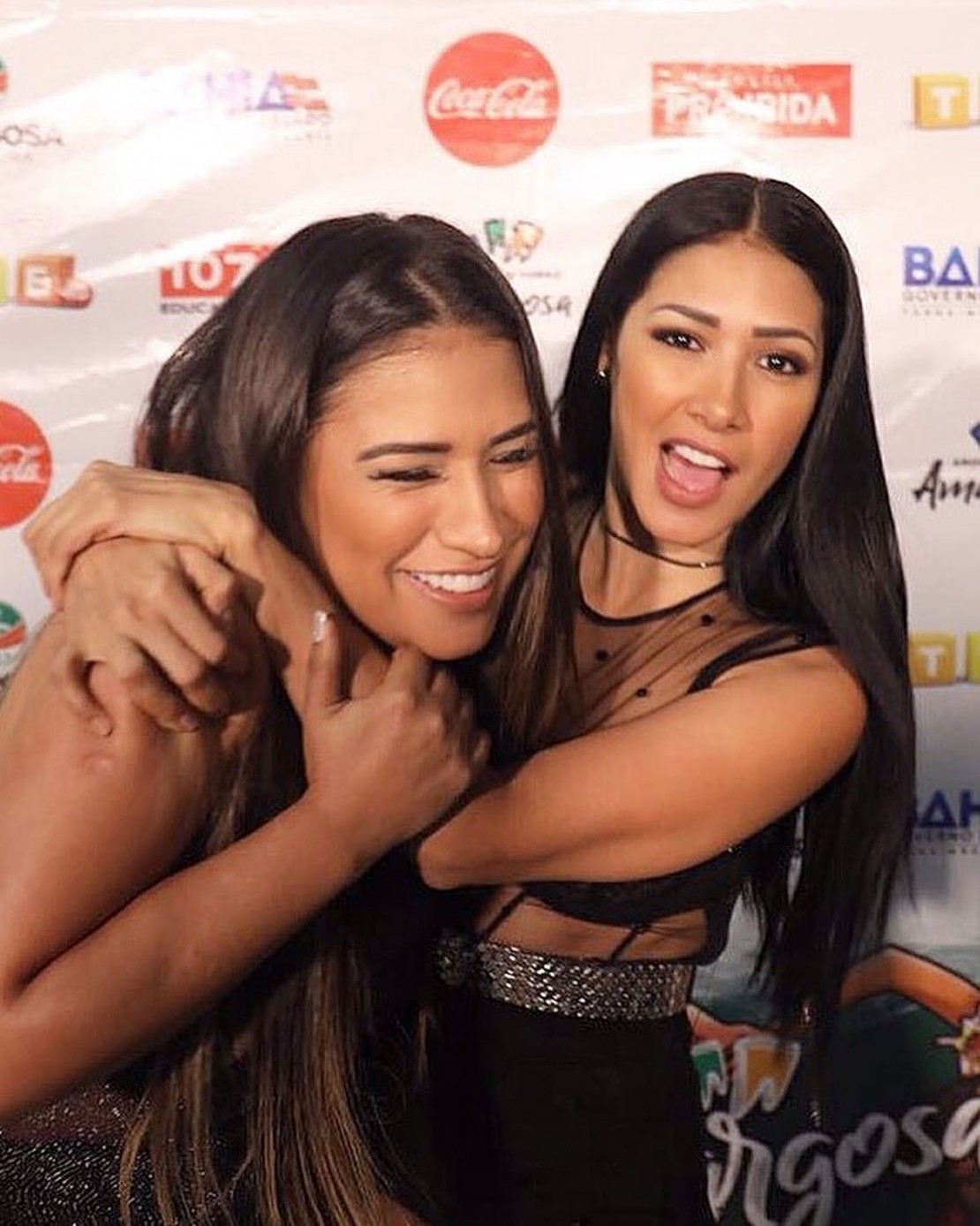 Homem invade palco, derruba Simaria e leva soco de Simone