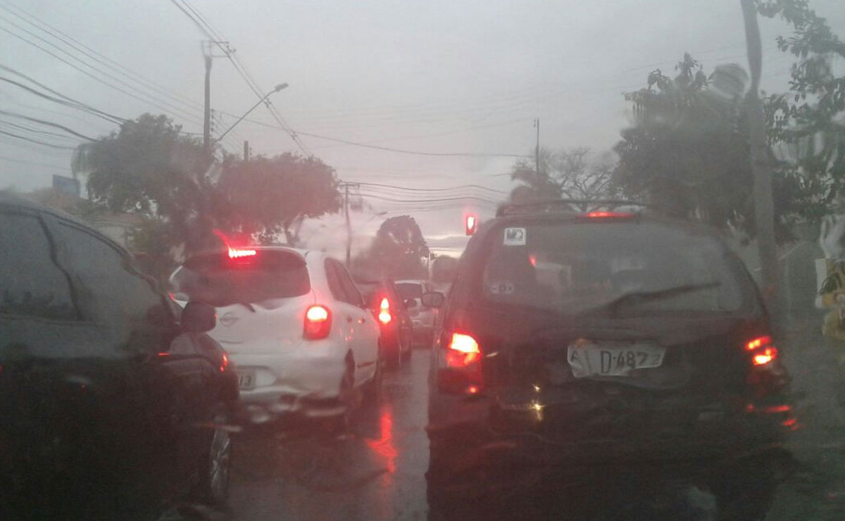 Chuvarada desta manhã deixou o trânsito ainda mais complicado em Curitiba. Foto: Gerson Klaina.