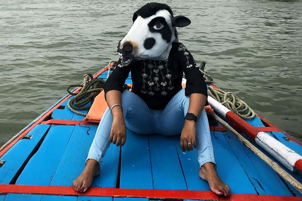 Indianas vestem máscaras de vaca para questionarem se estão mais seguras que os animais no país