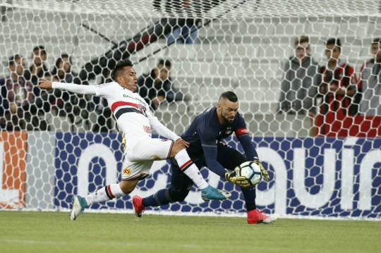 Weverton e a defesa do Atlético tiveram trabalho contra o São Paulo, mas deram conta. Foto: Marcelo Andrade
