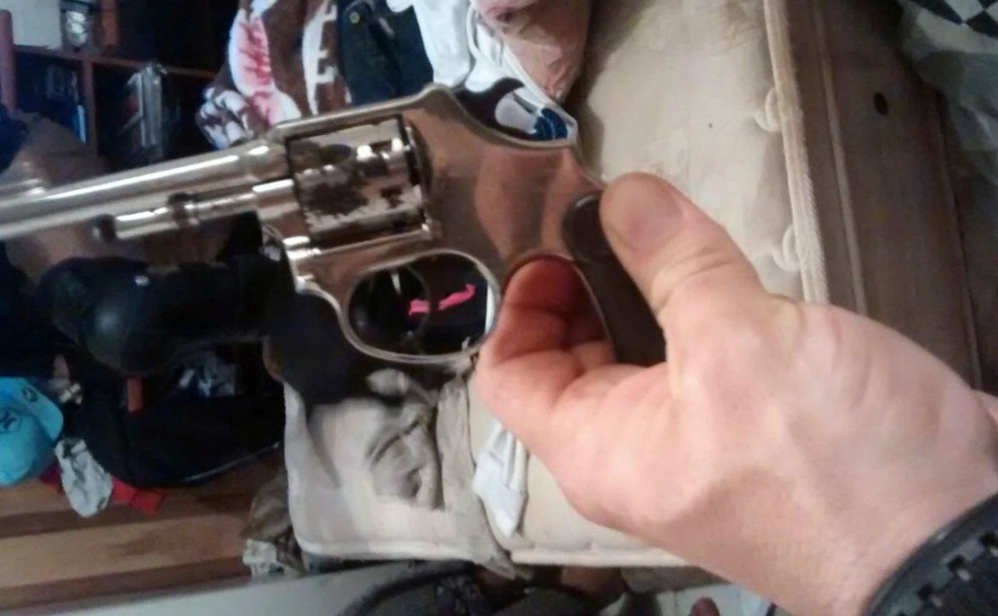 Suspeito foi preso por porte ilegal de arma.