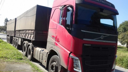 O caminhão levado já estava com a carga pronta para ser descarregada no porto de Paranaguá. Foto: PRF.