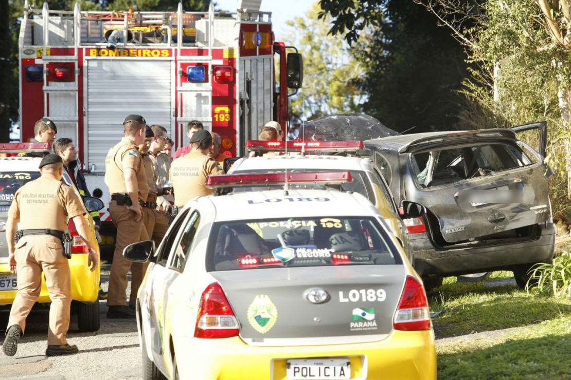Motorista perdeu o controle e destruiu carro na rua de casa