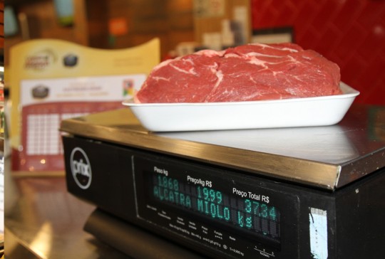 Alcatra diminuiu o preço e gerente avalia o momento como bom para compra de carnes. Foto: Gerson Klaina.