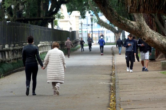 A caminhada de domingo teve apoio de blusas mais pesadas. Foto: Átila Alberti.