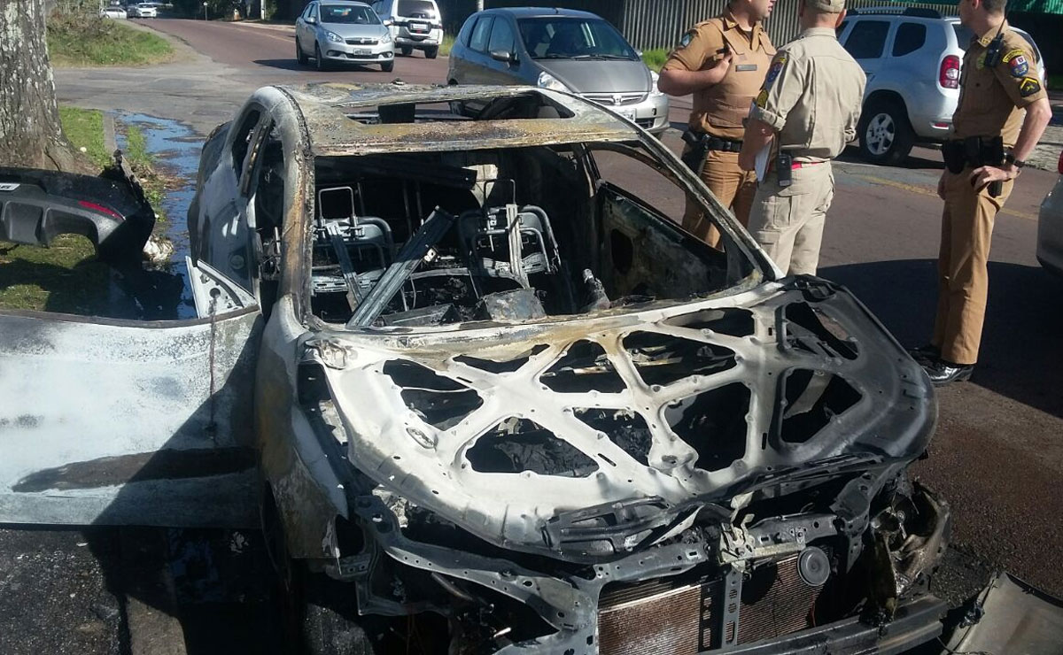 Em poucos minutos o veículo, modelo Cerato, ficou totalmente destruído. Foto: Colaboração Conseg/Hauer.