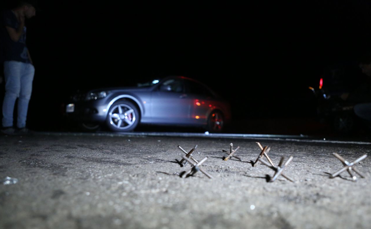 Miguelitos foram jogados na pista para furar pneus de viaturas. Foto: Lineu Filho.
