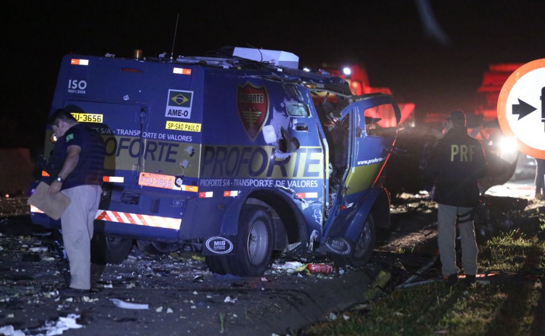 Carro forte ficou totalmente destruído após a ação dos marginais. Foto: Lineu FIlho.