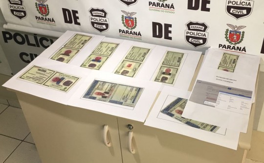 Com o homem, foram encontrados diversos documentos falsificados que eram usados nos golpes. Foto: Divulgação/Polícia Civil