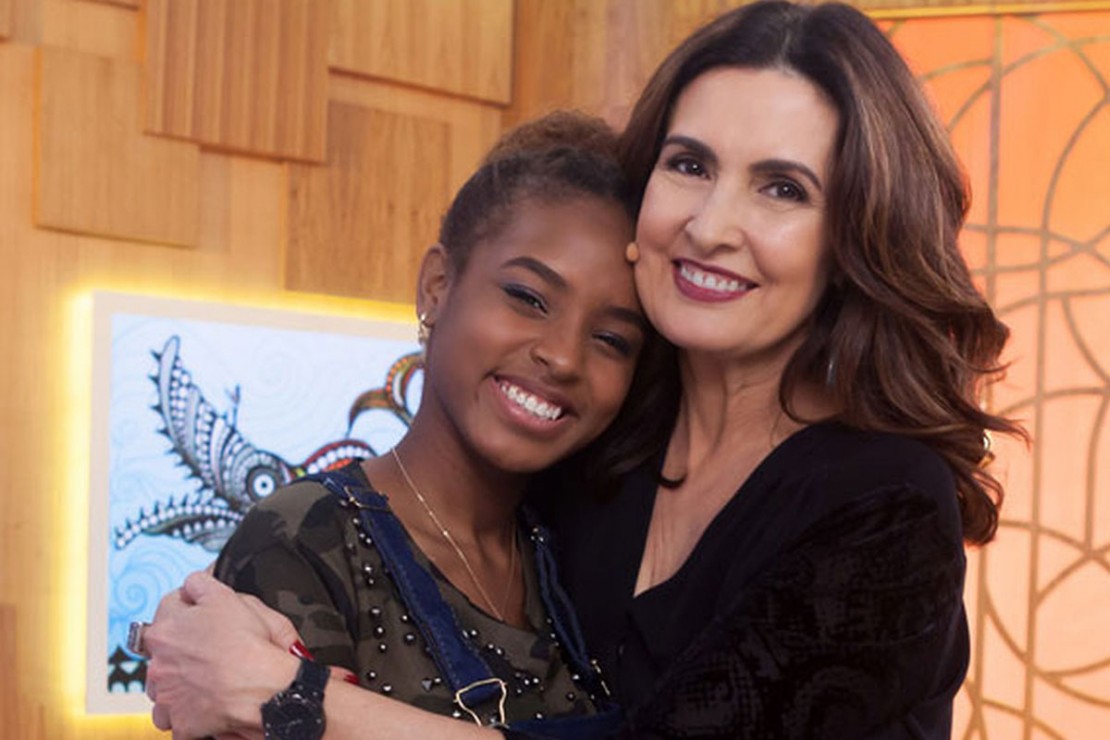 Fátima Bernardes reencontra garota que a emocionou em matéria