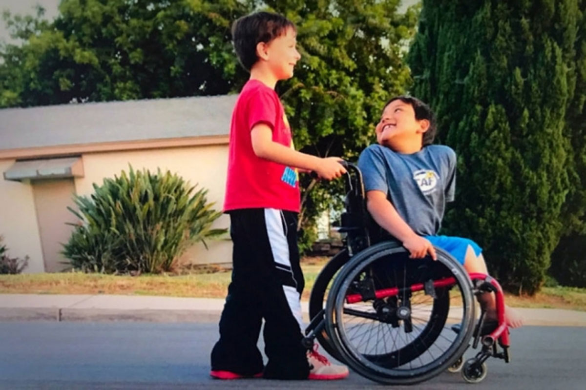 Menino de 8 anos faz 'vaquinha' para compra cadeira de rodas para melhor amigo