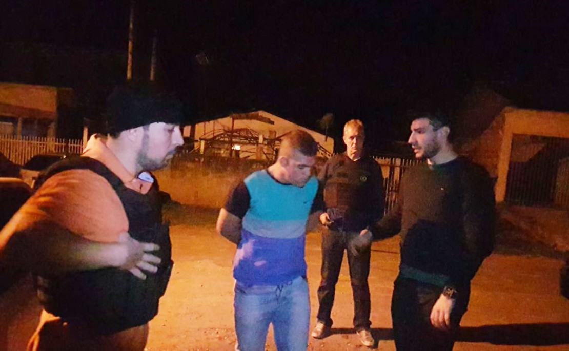 Soldado do Exército Brasileiro Fernando Lemes (azul) foi preso no sábado. Foto: Reprodução/Polícia Civil.