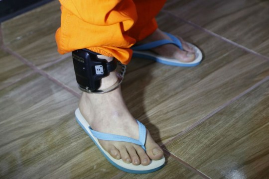 Um dos indivíduos utilizava uma tornozeleira eletrônica. Foto: Átila Alberti.
