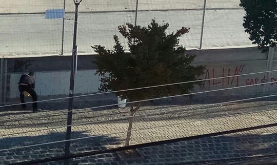 Na manhã da quinta-feira (27), funcionários do Atlético apagavam as pichações. Foto: Reprodução