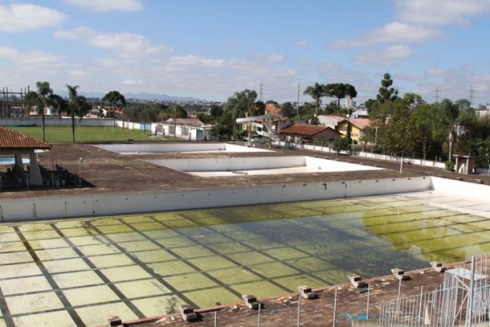 Sede do Boqueirão está sendo depredada, enquanto aguarda um comprador. Foto: Gerson Klaina