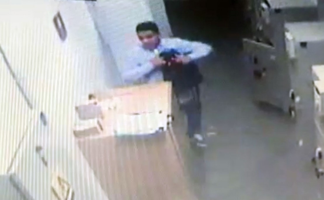 Ação foi flagrada pelas câmeras de segurança do banco.