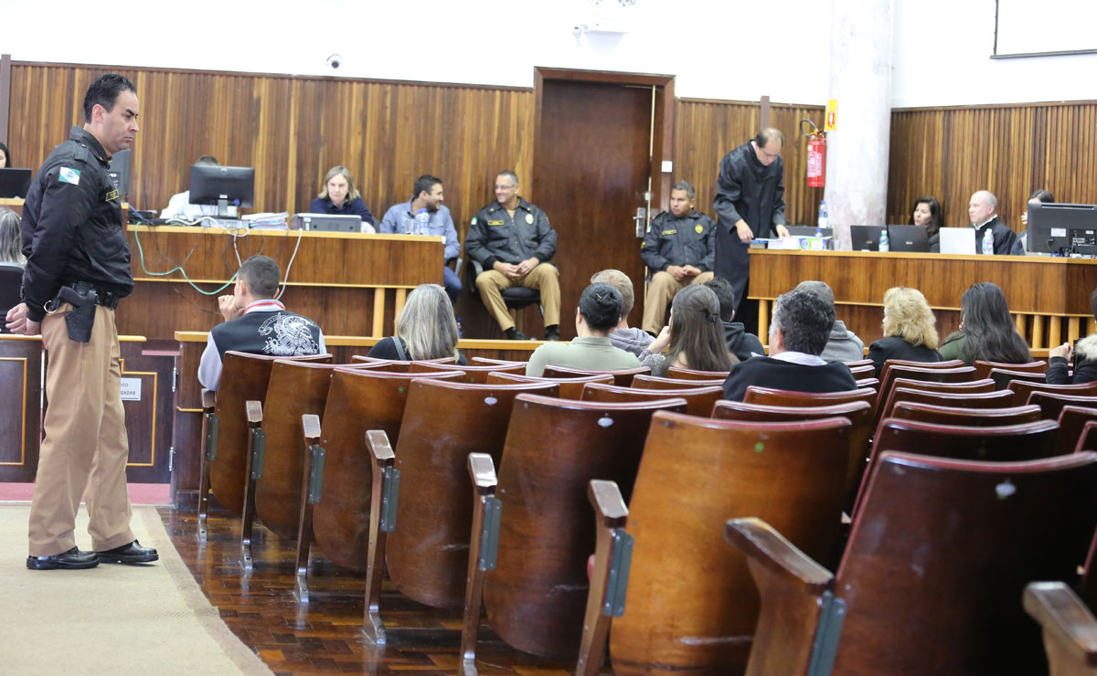  O julgamento começou por volta das 13h de segunda-feira (7) e encerrou por volta das 2h desta terça (8). Foto: Átila Alberti.
