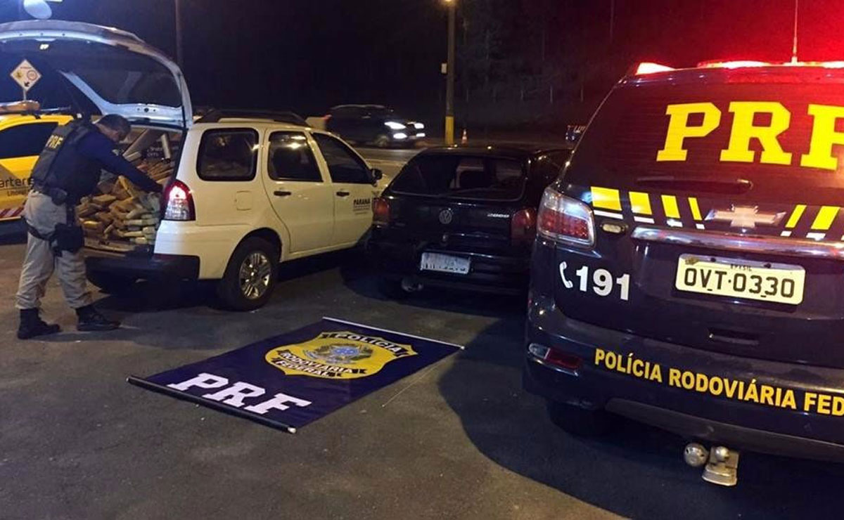 O carro estava abarrotado de maconha. Segundo a PRF, foram encontrados aproximadamente 400 quilos da droga. Foto: PRF.