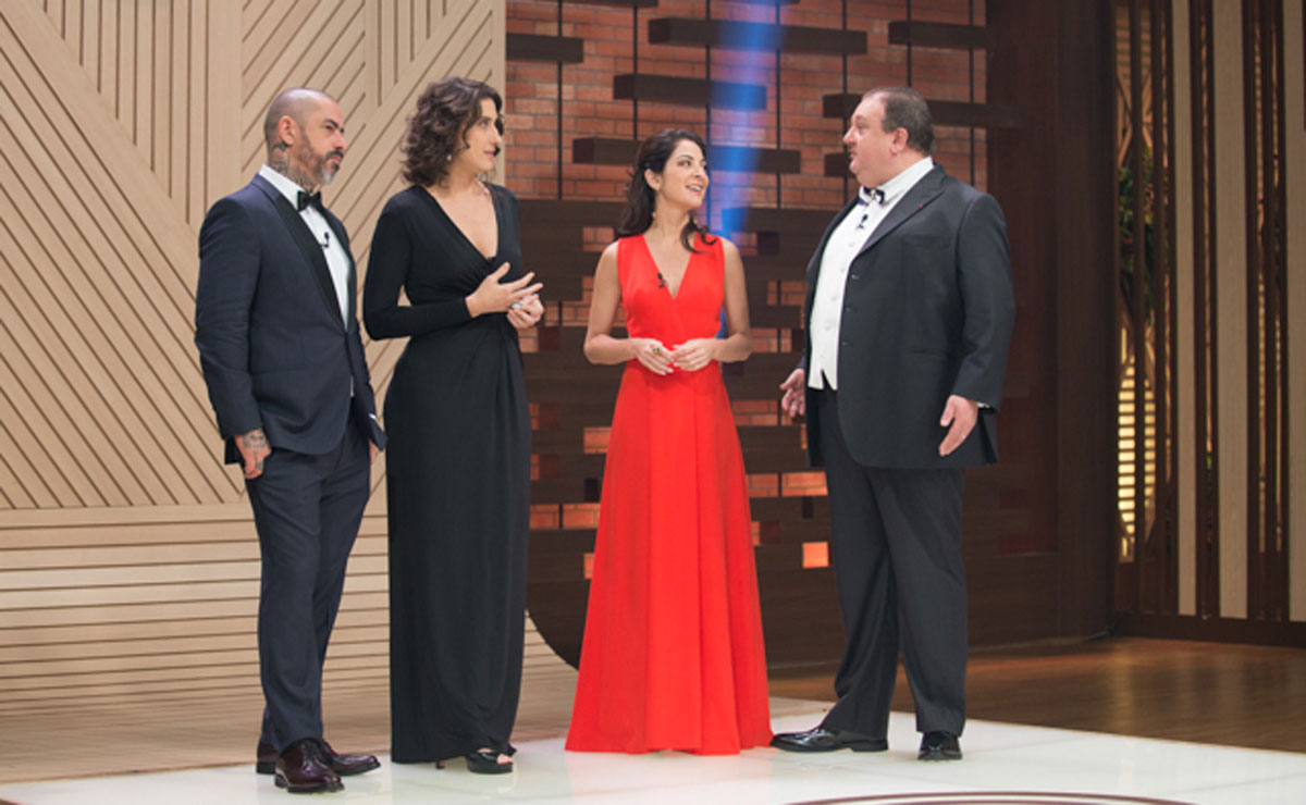Ana Paula Padrão, de vermelho, com os jurados Paola Carosella, Erick Jacquin e Henrique Fogaça. Para eles, a sequencia de Michele Crispim foi a melhor.