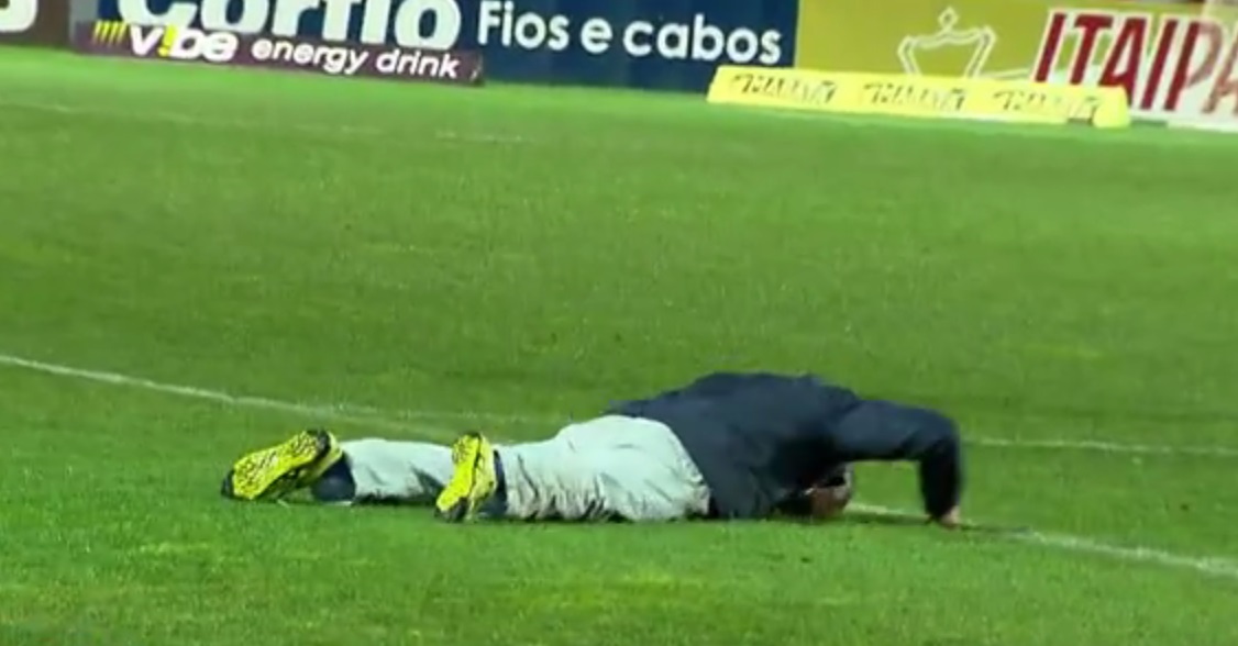 Lisca beija o gramado na comemoração do gol De Vítor Feijão. Foto: Reprodução/RPC