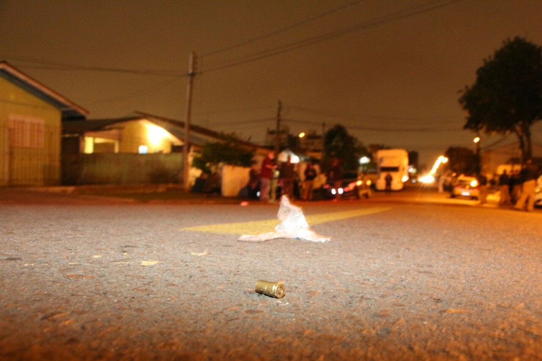 Estojos encontrados vão passar por perícia para polícia descobrir se foram os mesmos atiradores que mataram Chineque dois meses depois. Foto: Átila Alberti.