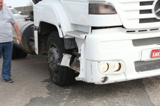 O caminhão chegou a ser danificado em uma das colisões. Foto: Átila Alberti.