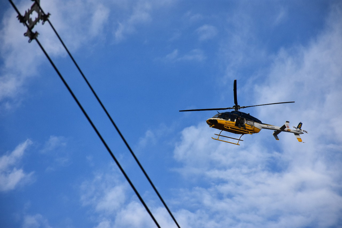 Helicóptero da PRF dá apoio aos agentes. Foto: Fernando Oliveira/PRF.