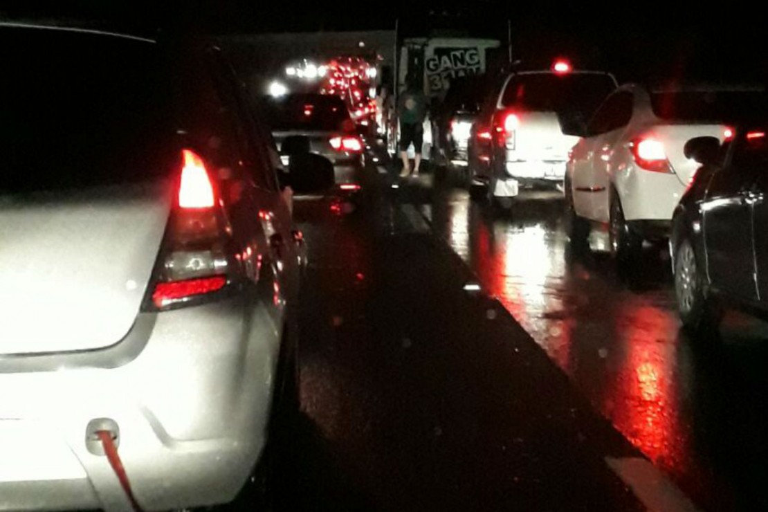 Atropelamento deixa BR-376 engarrafada na noite deste domingo (13). Foto: Colaboração