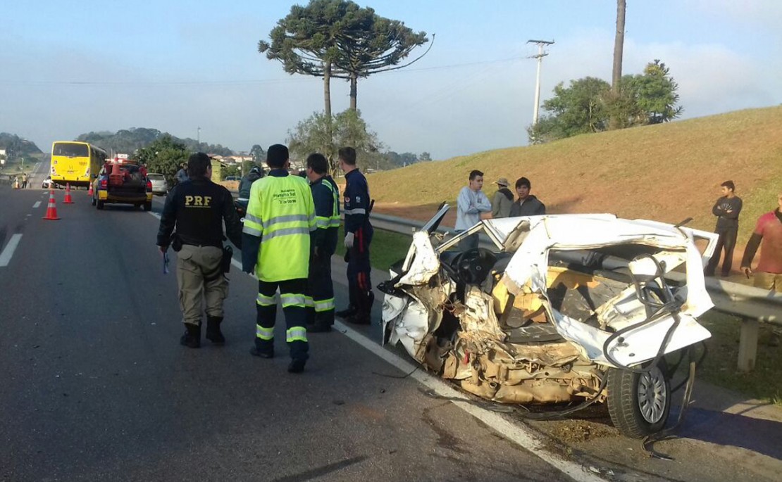 Uno ficou com a traseira totalmente destruída com o impacto da caminhonete. Foto: PRF.
