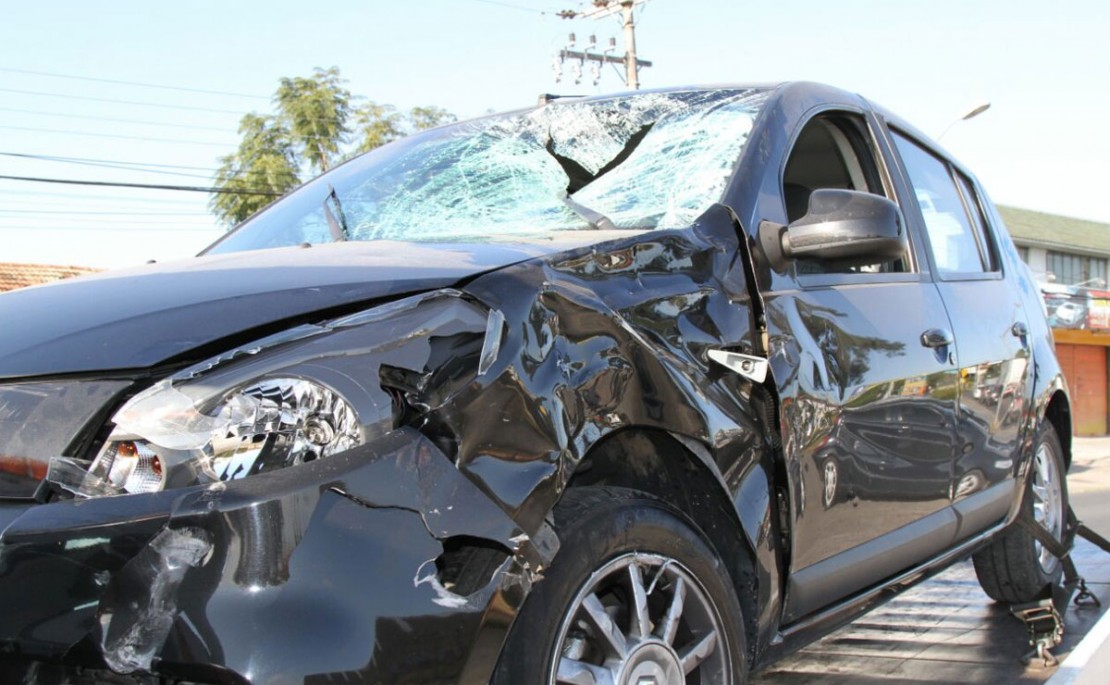 O motociclista bateu primeiro no Sandero: acertou com tudo o para-brisa. Foto: Gerson Klaina.