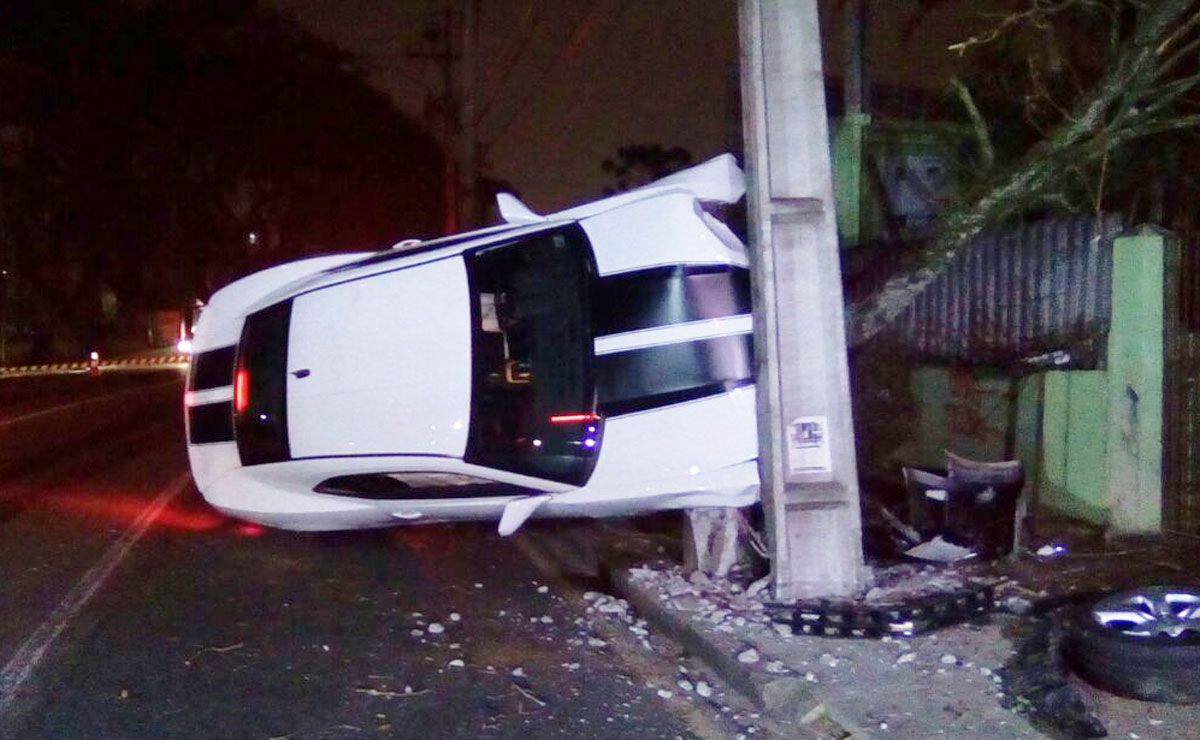 O acidente aconteceu na noite desta quarta-feira (9), na Rua Eduardo Carlos Pereira, no Portão. Foto: Colaboração/Cristiano Vaz.