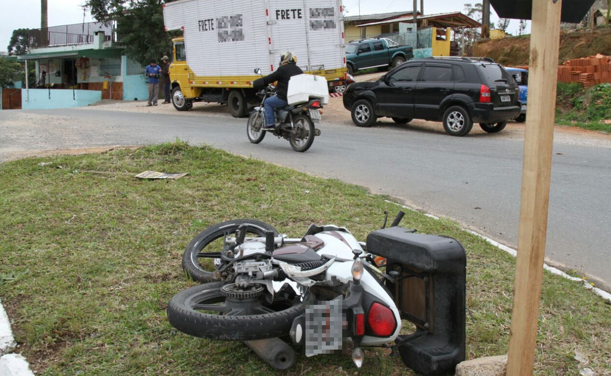 Motociclista precisou ser encaminhado com urgência para o Hospital Cajuru. Foto: Gerson Klaina.