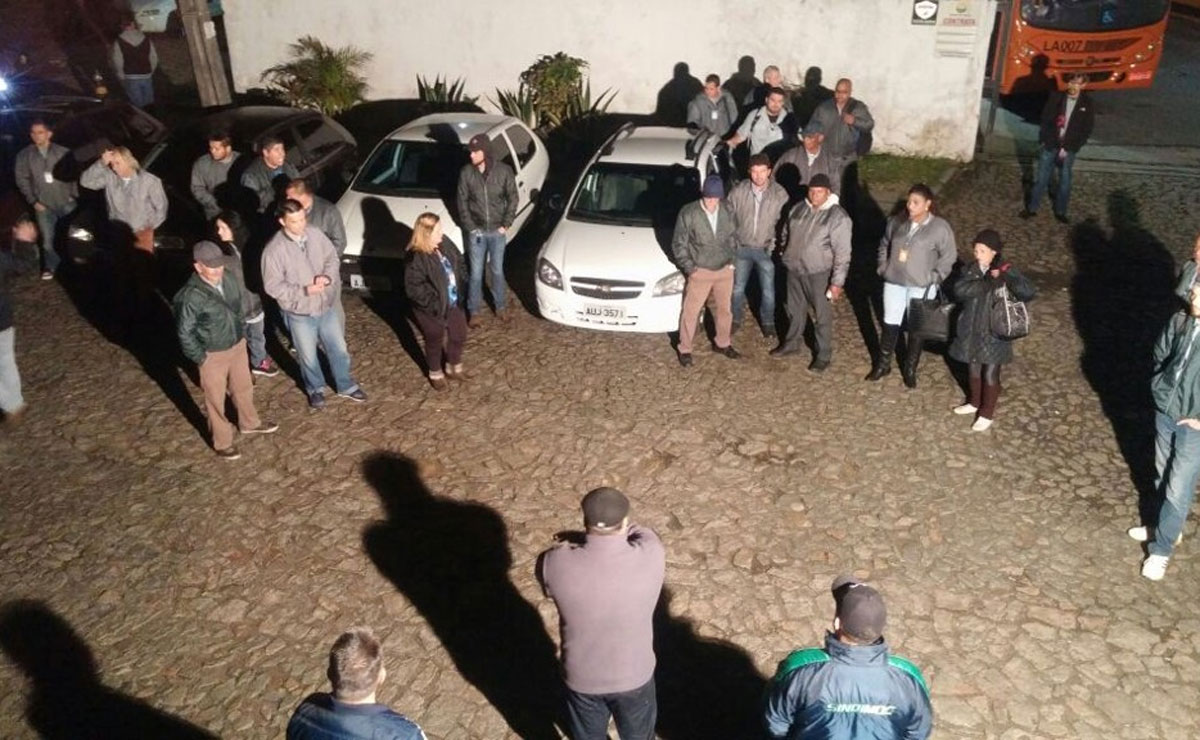 Motoristas e cobradores da Araucária Filial em protesto na madrugada desta quarta-feira. Foto: Divulgação/Sindimoc.
