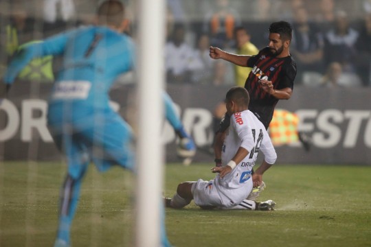 Vanderlei salvou o Santos em diversas oportunidades. Atlético foi para cima. Foto: Albari Rosa