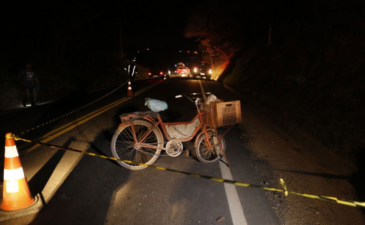 Homem de 50 anos que estava na bicicleta não resistiu aos ferimentos e morreu no local. Foto: Lineu Filho.