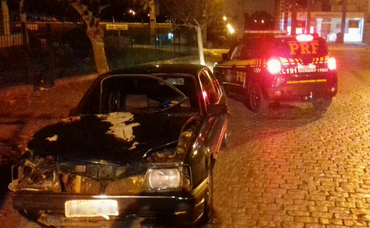 Carro ficou com a frente totalmente destruída com o atropelamento. Foto: Divulgação/PRF.